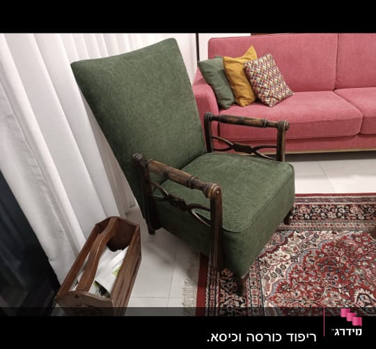 כורסה ירוקה עם ריפוד ליד ספה ורודה
